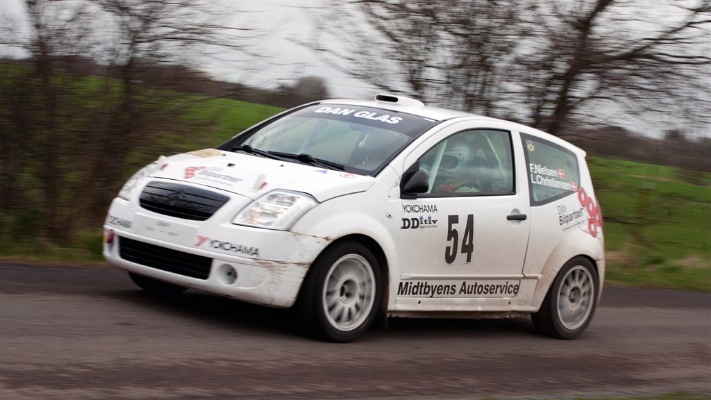 Frank Nielsen og Louise Bang Christiansen tester den rappe Citroén C2R2 Max på vejene omkring Kongensbro
(Foto: Rallypics.dk)